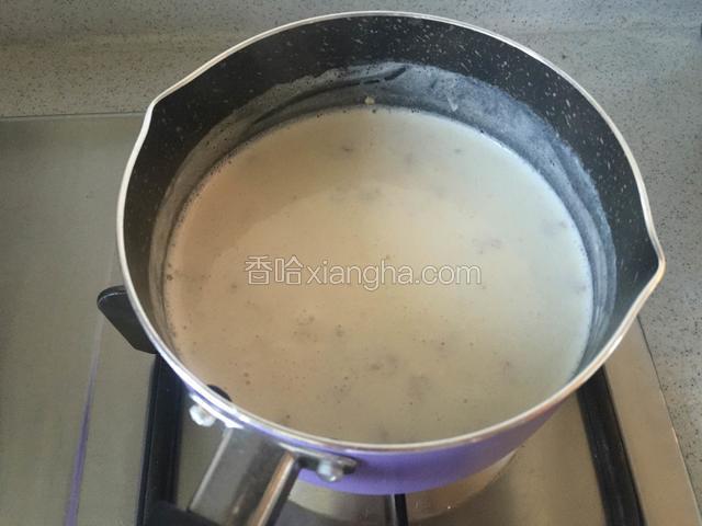 把燕麦片倒入牛奶里一起煮至微开，小火再煮一会即可。