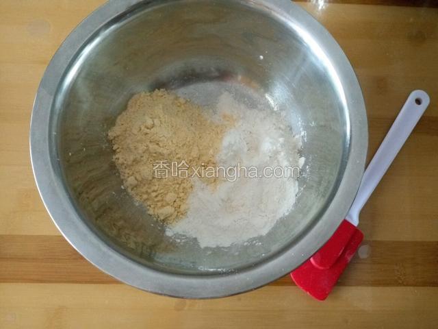 准备好玉米面和低筋面粉