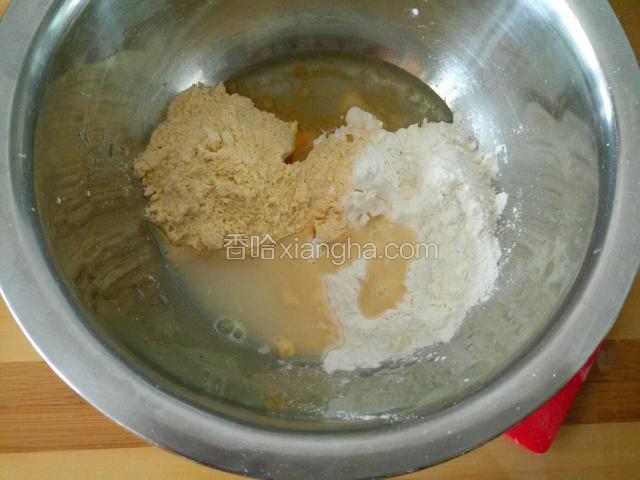 放入盐 玉米油和水