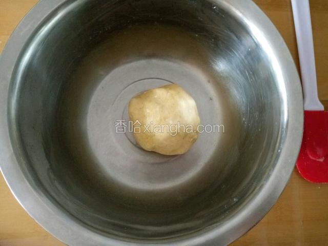 揉成面团即可 千万不要多揉出筋 松弛半个小时