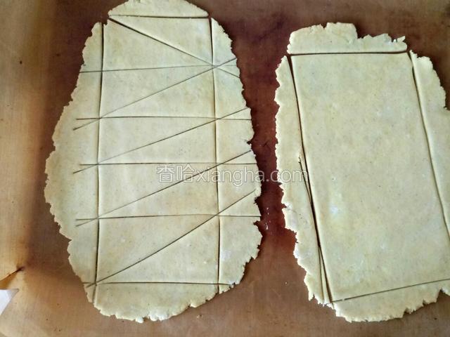 再切成三角形  边角料揉好后继续饧发