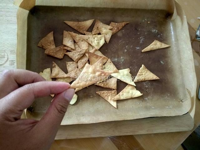 照样酥脆哦！赶紧收藏吧 看看能不能代替你家宝宝的小食品。太好吃了 根本停不下来 赶紧照封面去 一会没啦！