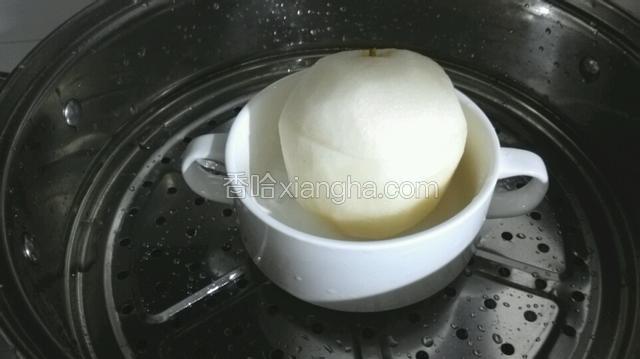 把冰糖和川贝放入雪梨中间洞洞里，盖上盖子，上锅蒸50分钟（大火煮开改小火）