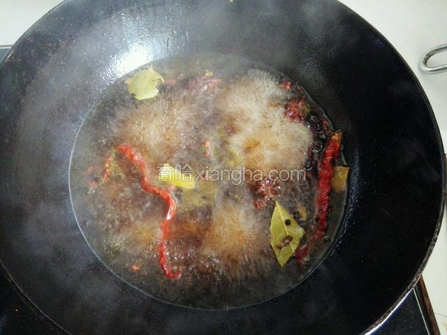 放入老抽，糖，盐和蚝油