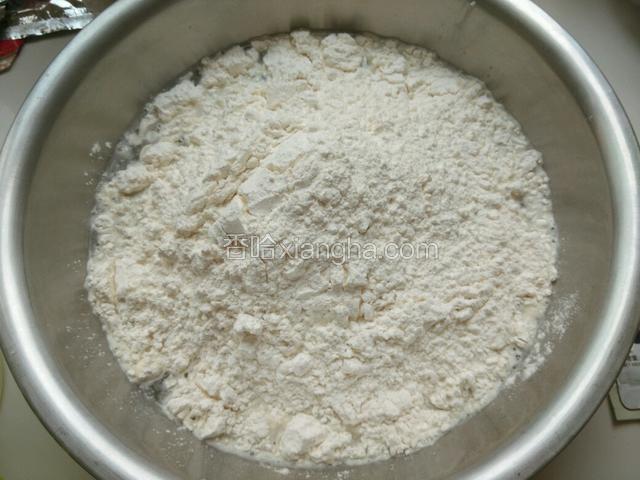 加入面粉。