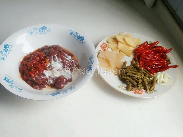 猪肝冲洗干净，稍微控干一点水分，然后切薄片，然后加料酒水淀粉豆瓣酱拌匀腌制十分钟左右。
注：尽量切薄点，不仅能够快速入味，还能减少烹饪时间。