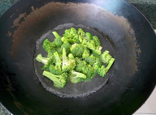 锅放水烧开，滴几滴油，西兰花在滚水中煮稍软。