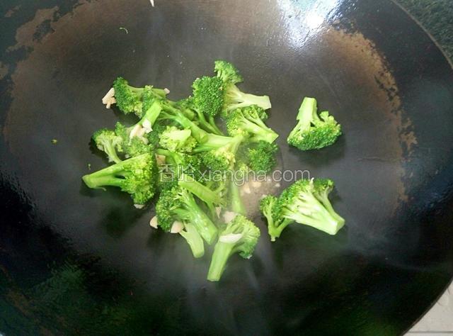 起油锅，爆香蒜末，倒入西兰花快炒，加盐和生抽调味。