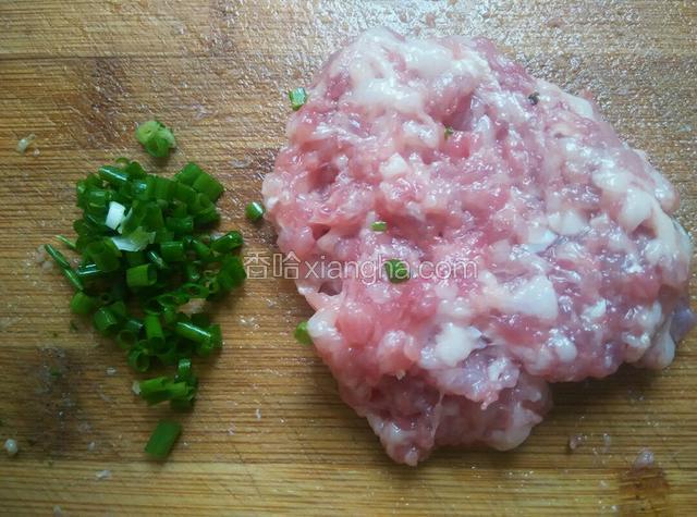 肉剁碎，葱切碎