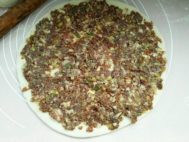 取个面挤用擀面杖擀成碗边厚的皮，取适量鸡肉馅抹平一层