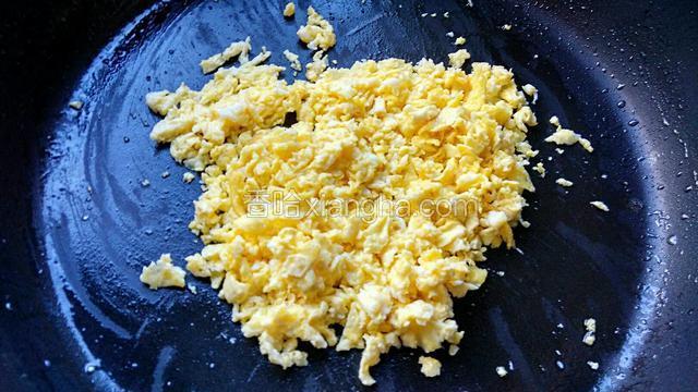 锅里加油烧热，倒入打散的鸡蛋，稍一凝固关火，用铲子铲成鸡蛋碎，放凉待用。