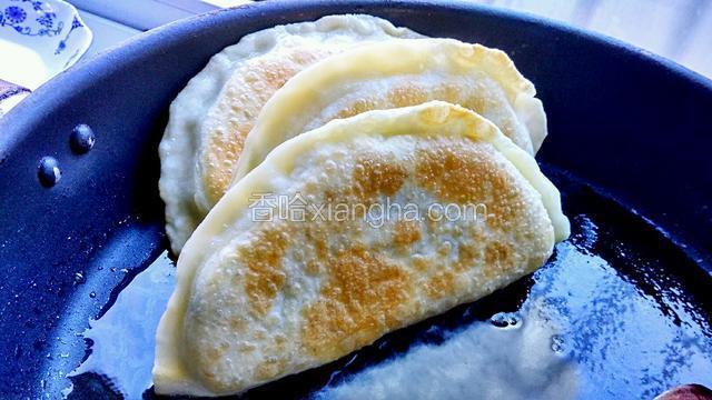 把哈饼立起来，底部也煎黄，出锅。