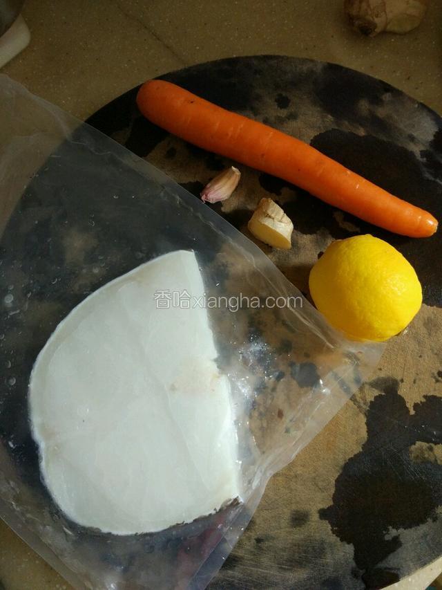 准备下食材，有胡萝卜，银鳕鱼，大蒜，姜，柠檬！
