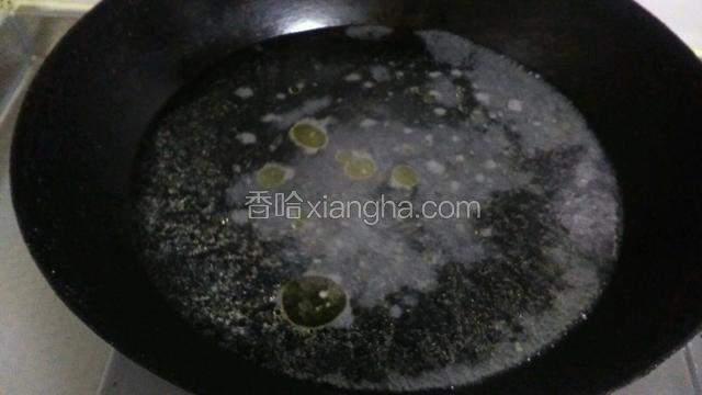 做水烧开，锅中放油和盐少许
