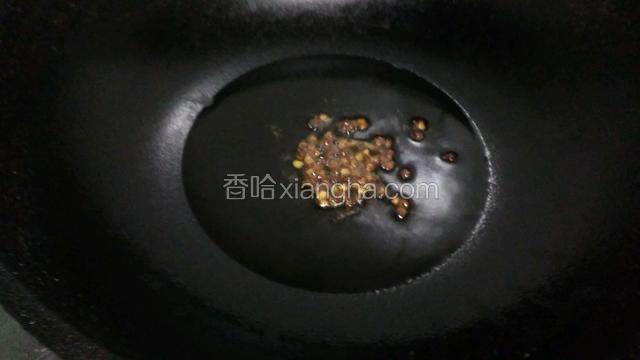 锅中放油，放入花椒炸香