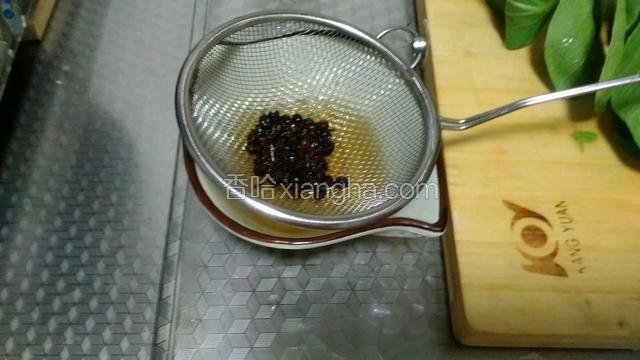 将油倒入碗中