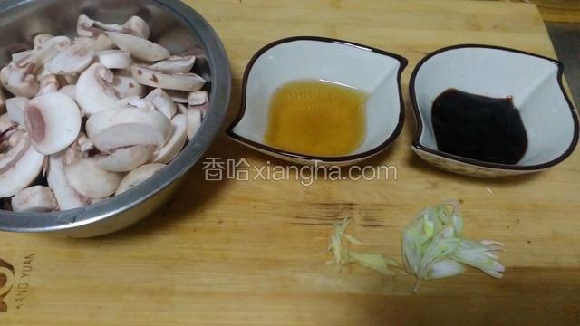 准备开炒，口蘑，椒油，蚝油，葱，姜备齐