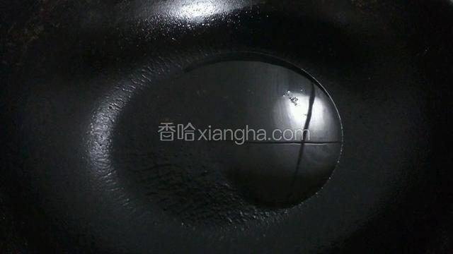 锅中放炸好的椒油