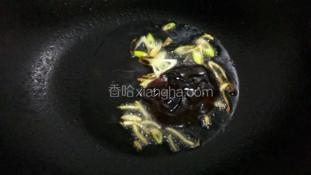 加入葱姜下入蚝油炒香，再加入料酒