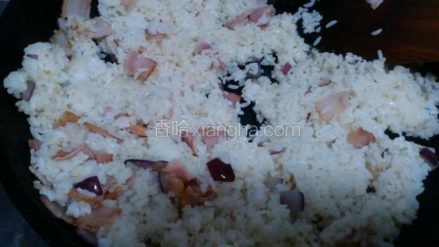加入米饭翻炒
