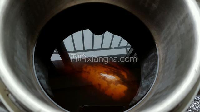 用电高压锅15分钟就可以啦！不能接着打开锅盖要泡一晚上，等待藕充分入了味才好！