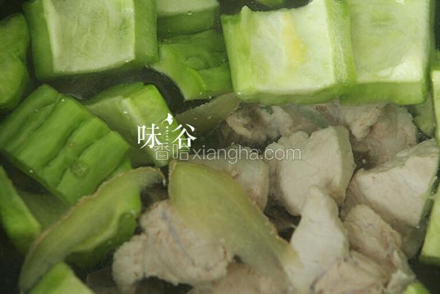苦瓜切小块，和排骨一起倒入锅内。