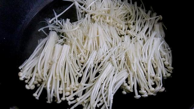 金针菇去根，入开水煮熟，