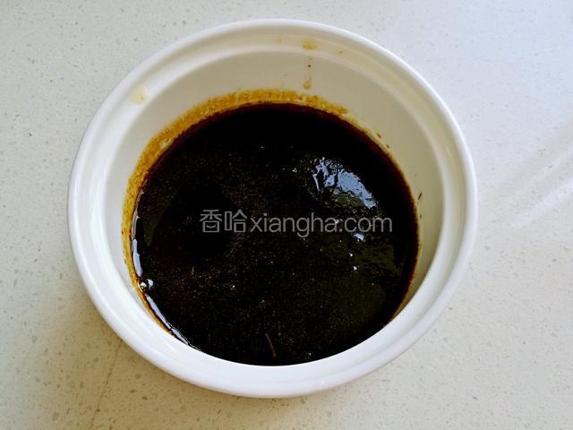 然后把酱汁盛在碗里。