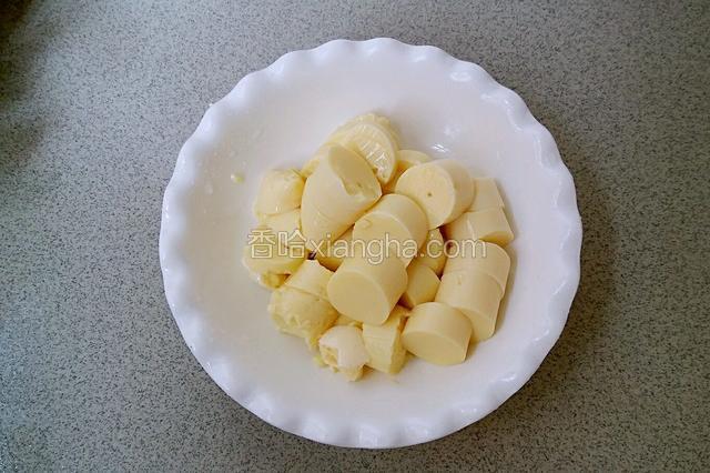 撕开豆腐包装，切块。
撕豆腐是个技术活，要想撕的好看又完整，臣妾做不到(⊙o⊙)哇！