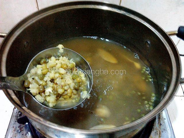 
小火煲至绿豆开花