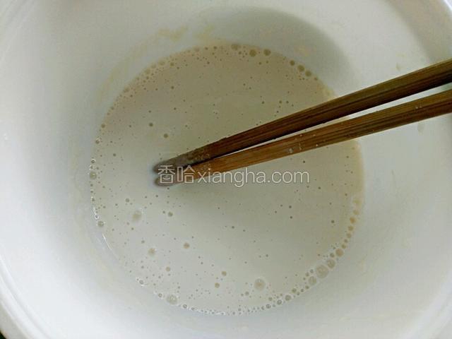 把面粉和水放在一个容器里搅匀，搅成面糊