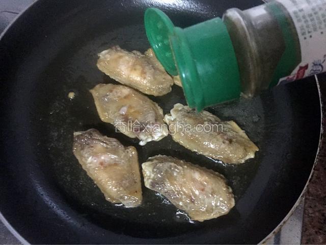 翻另一面下孜然粉，再煎一下即可关火