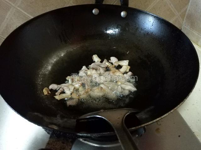 锅中坐油，下肉加少许盐炒至变色