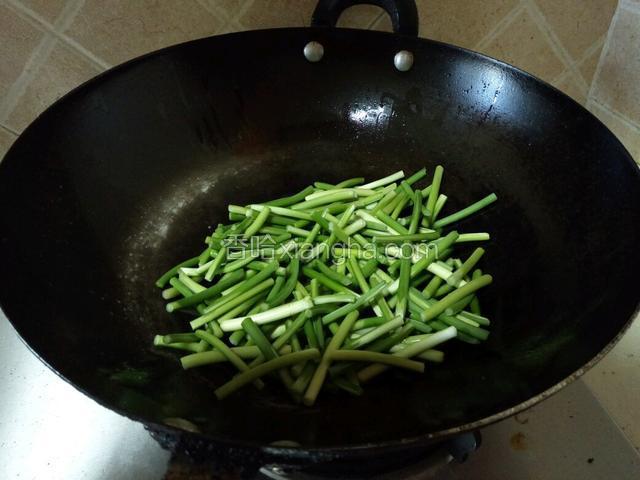 肉炒熟后捞出备用，锅中余油下蒜心
