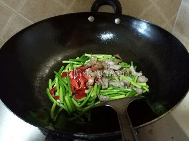 倒入辣椒和肉片一起爆炒1分钟