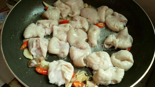 倒入肥肠爆出油。