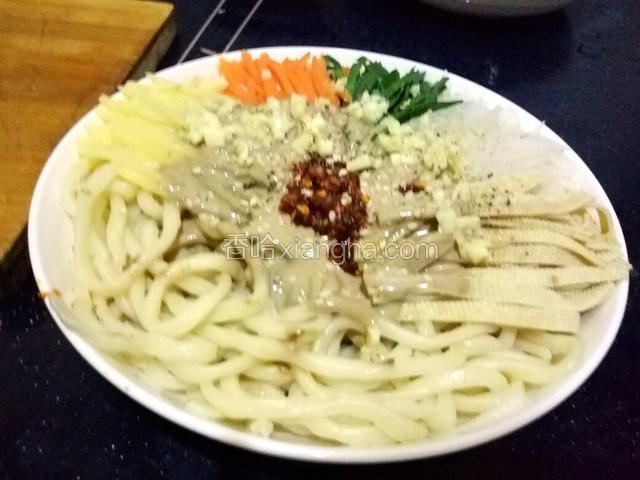 最后滴上几滴香油，撒上芝麻，微微的加一点黑胡椒