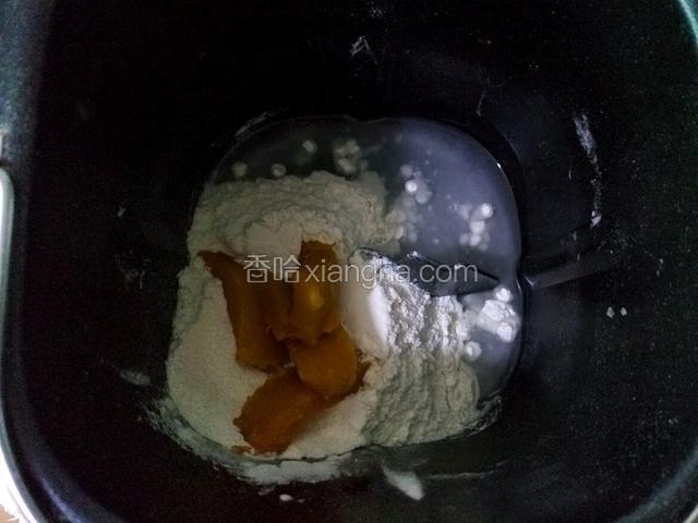 把除黄油外的原料放入面包机 
