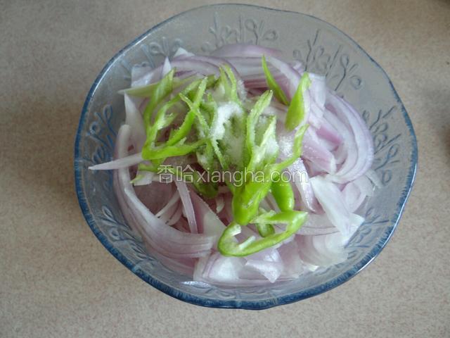 先把辣椒和洋葱放盐腌两分钟