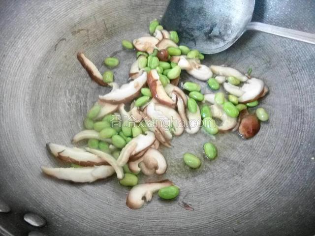 锅油热，放入毛豆米，香菇煸炒出香味