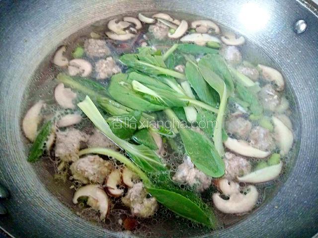 加入小青菜煮一会，加盐，葱花调味