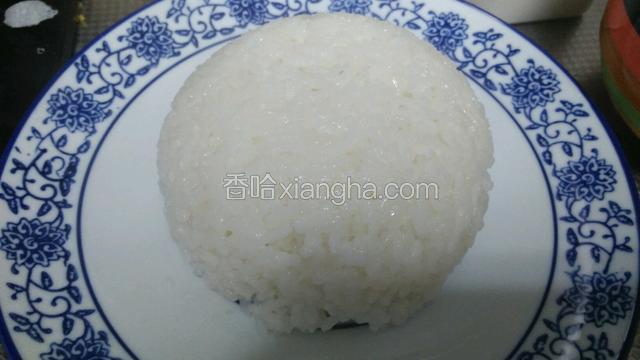 准备一碗米饭，倒扣在盘子里