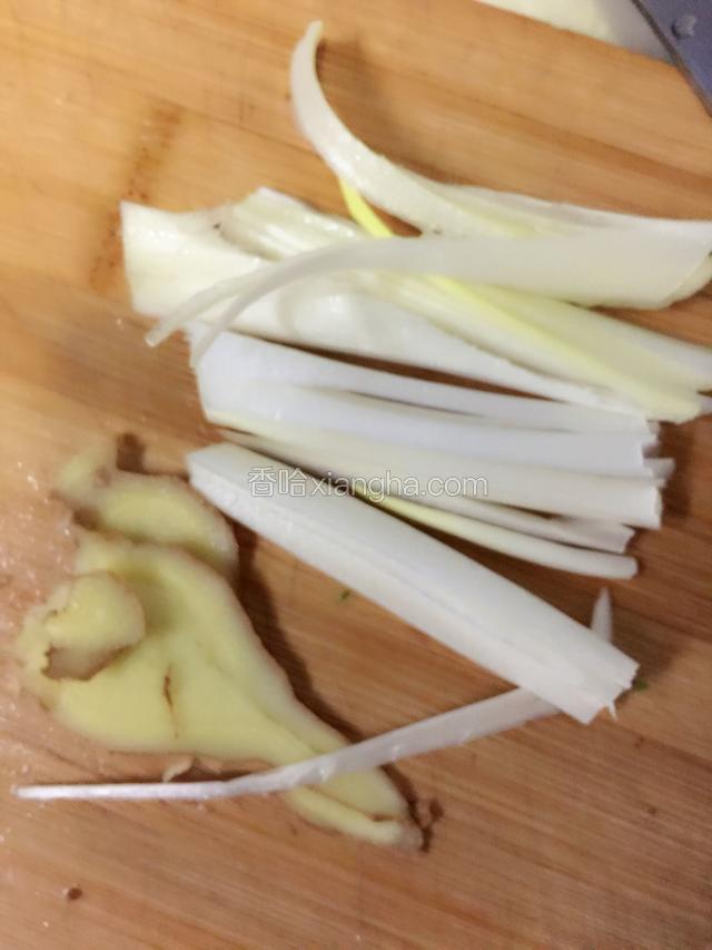 葱姜切末放进饺子陷里