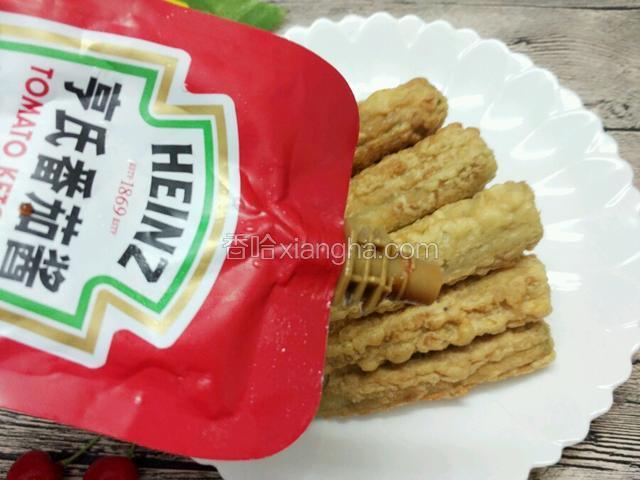 装好盘挤上番茄酱就完成啦；