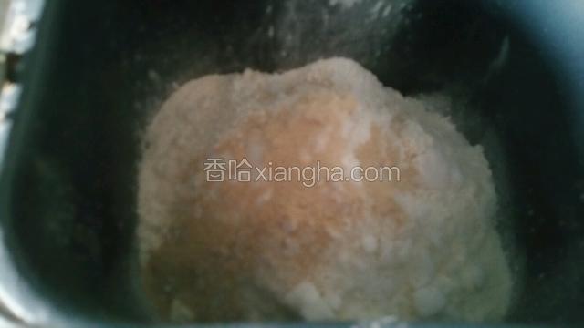 面粉，糖，盐，酵母称重后放入面包机中