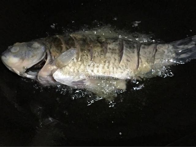 下锅油炸到两面金黄，油要盖过鱼的一半