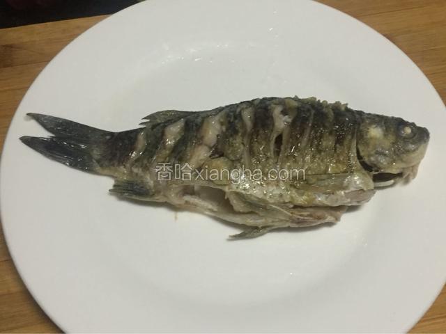 油留在锅中，鲫鱼起锅备用
