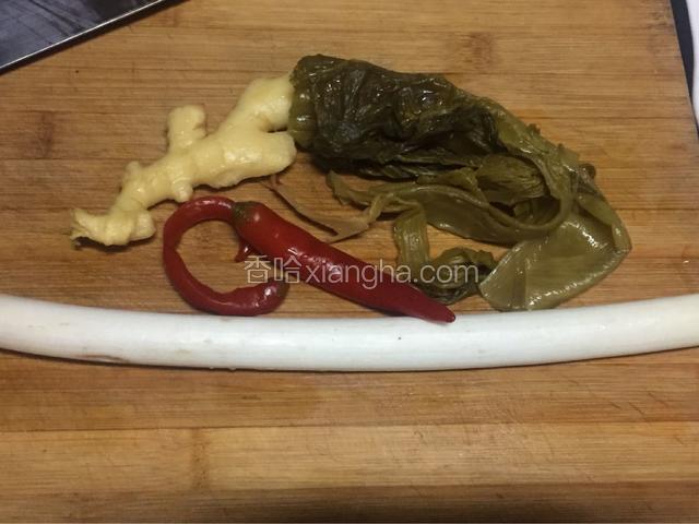 准备好泡菜，泡姜，泡青菜，泡椒，大葱（喜欢辣的加上小米椒，花椒）