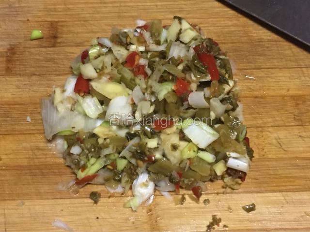 把泡菜和大葱剁细