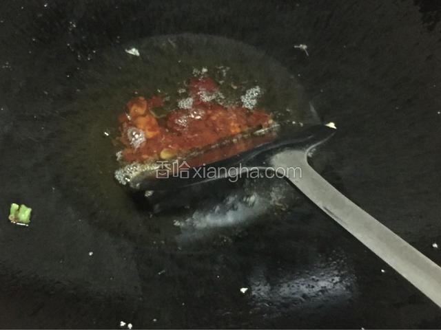 刚刚炸鱼的油加热，七成热时放入10g豆瓣（油太热豆瓣会焦，颜色就不那么红）